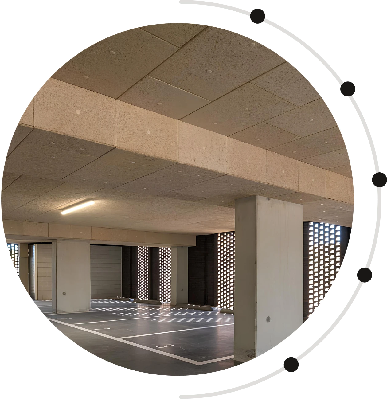 Ocieplenie stropodachu wełną mineralną w garażu z widocznymi panelami izolacyjnymi