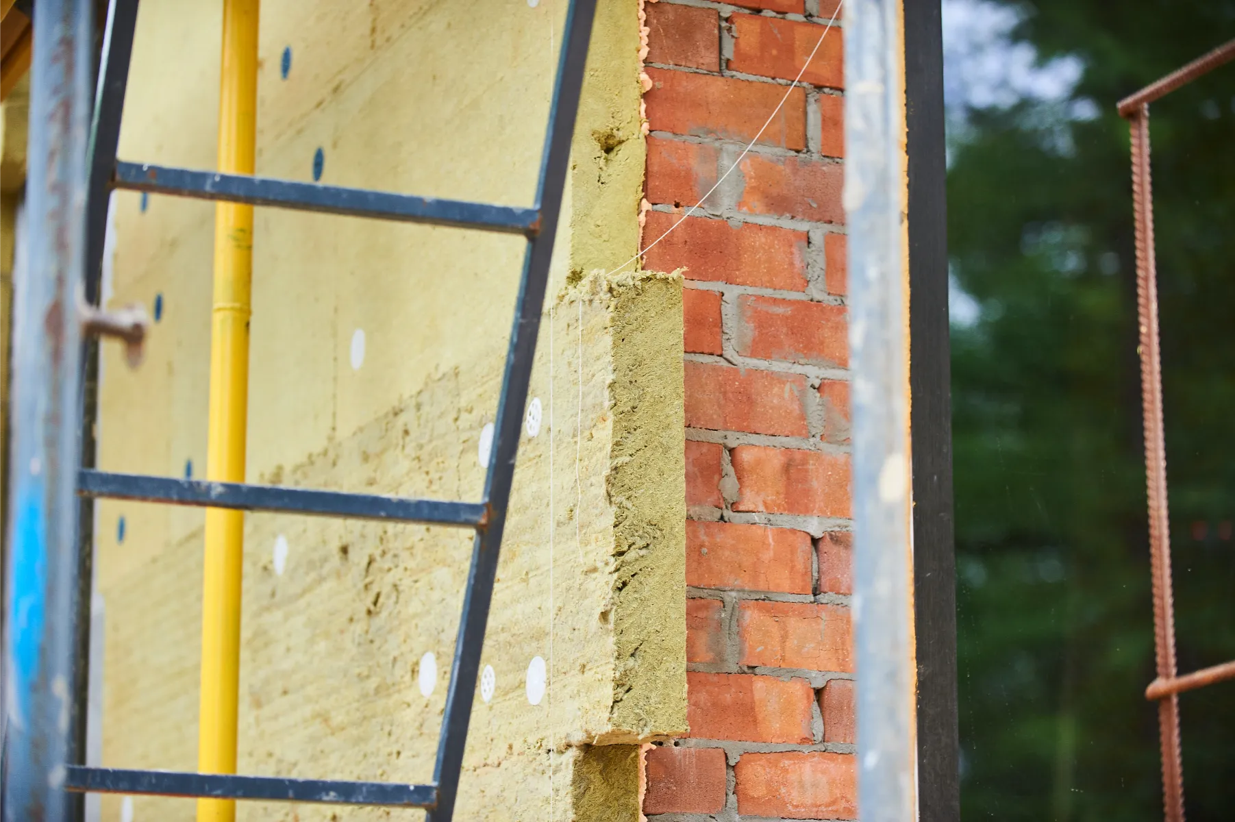 Wełna mineralna montowana na zewnętrznej ścianie z cegły