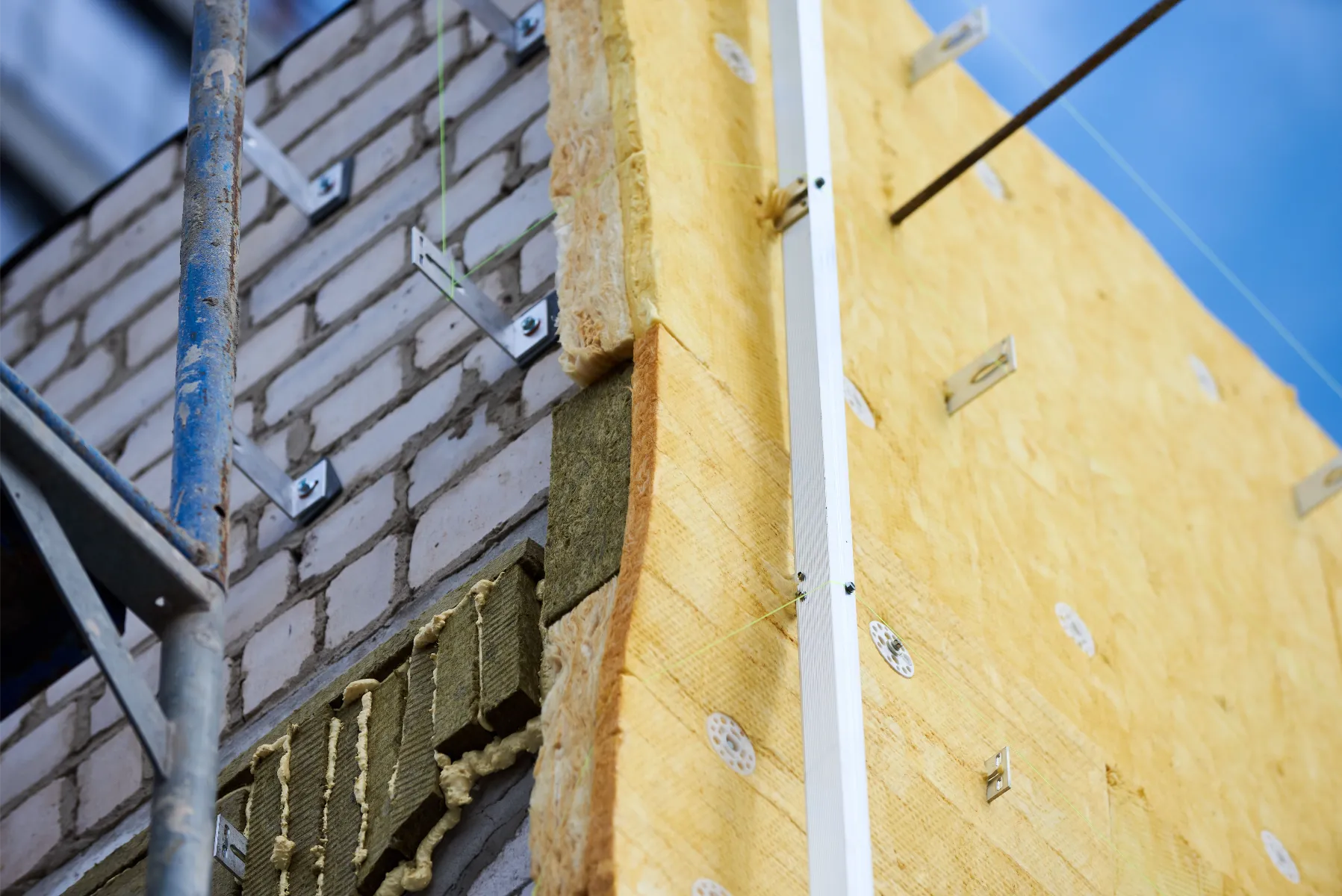 Ocieplenie ścian wełną mineralną mocowaną metalowymi wspornikami