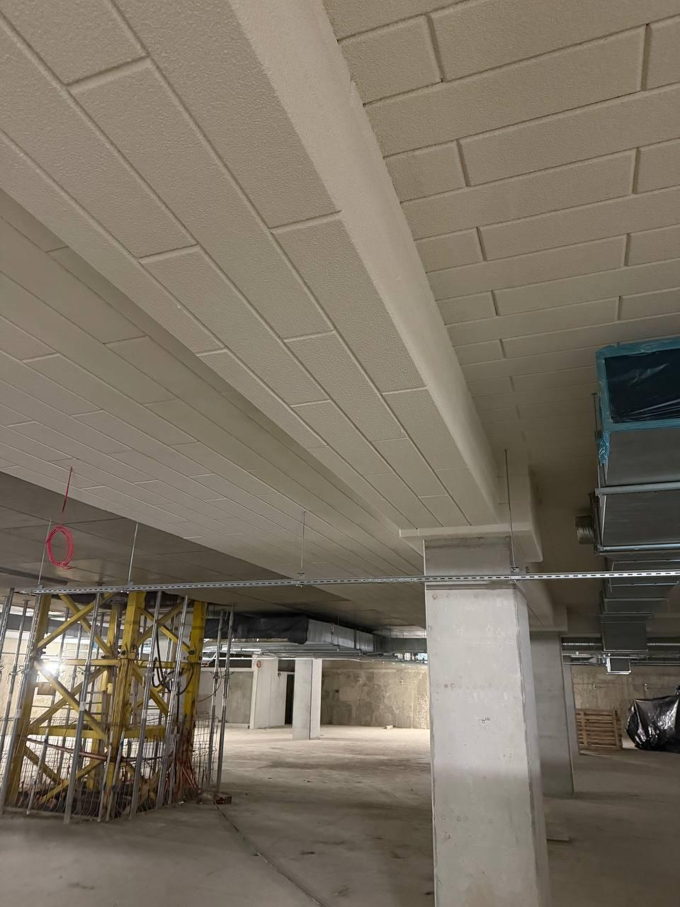 Ocieplenie stropu – widok podwieszonego stropu budynku z elementami instalacji wentylacyjnej