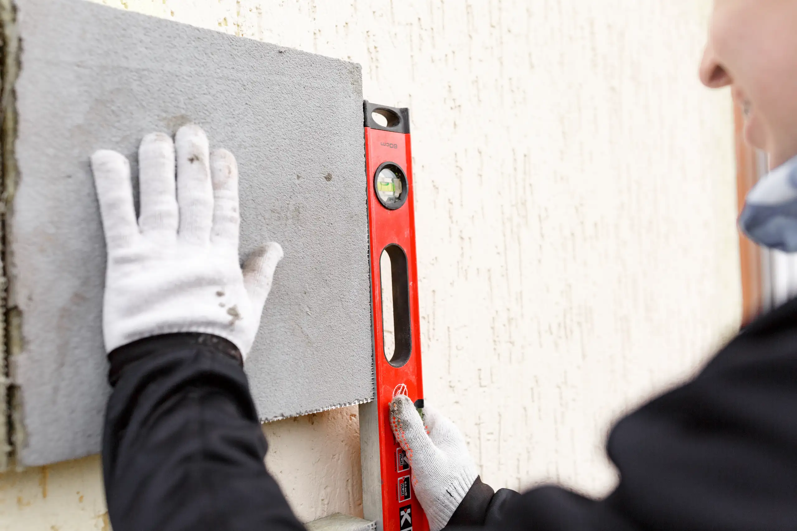 Docieplanie ściany materiałem Wełna mineralna przy użyciu poziomicy